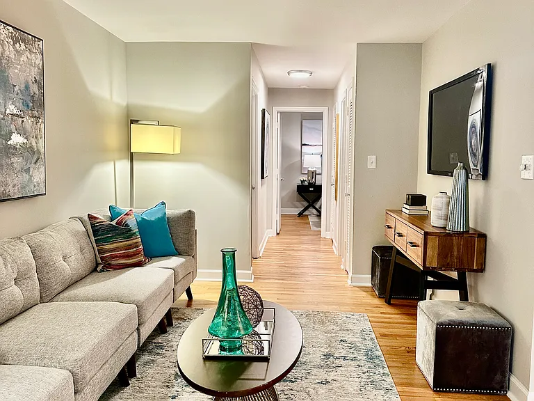 400 Queens Rd #B1 — Photo 2
