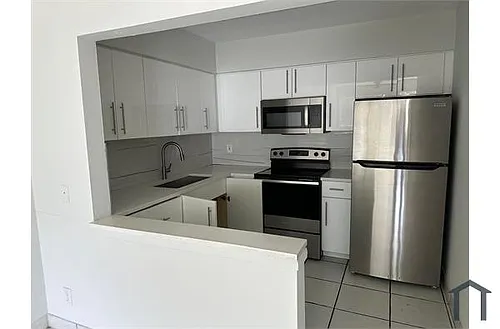 206 NE 40th St Photo 1