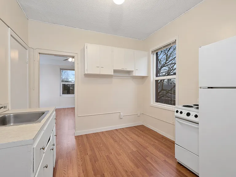 Queen Anne Court — Photo 34