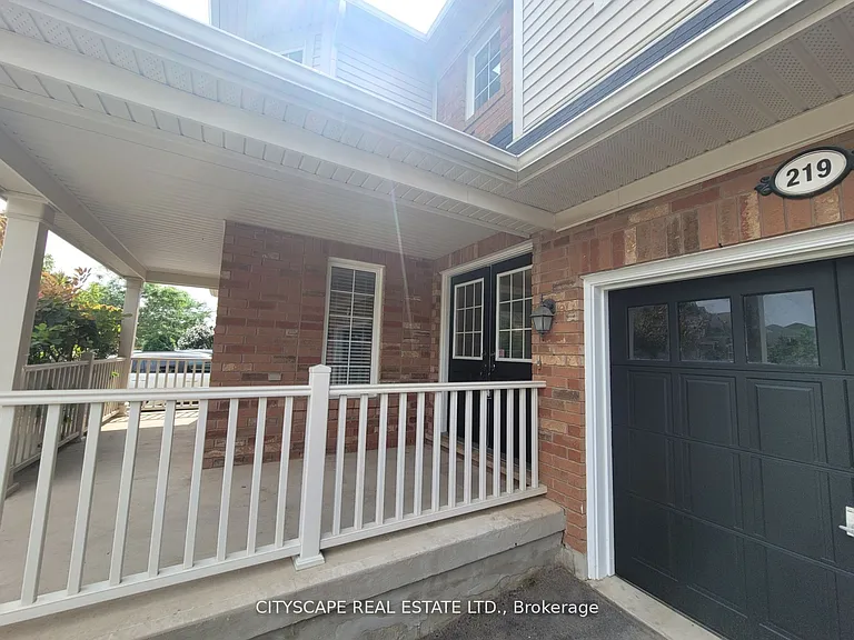 219 McGinnis Cres — Photo 4