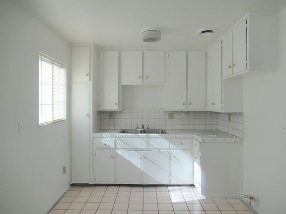 2nd image of 820 E Richland St #D