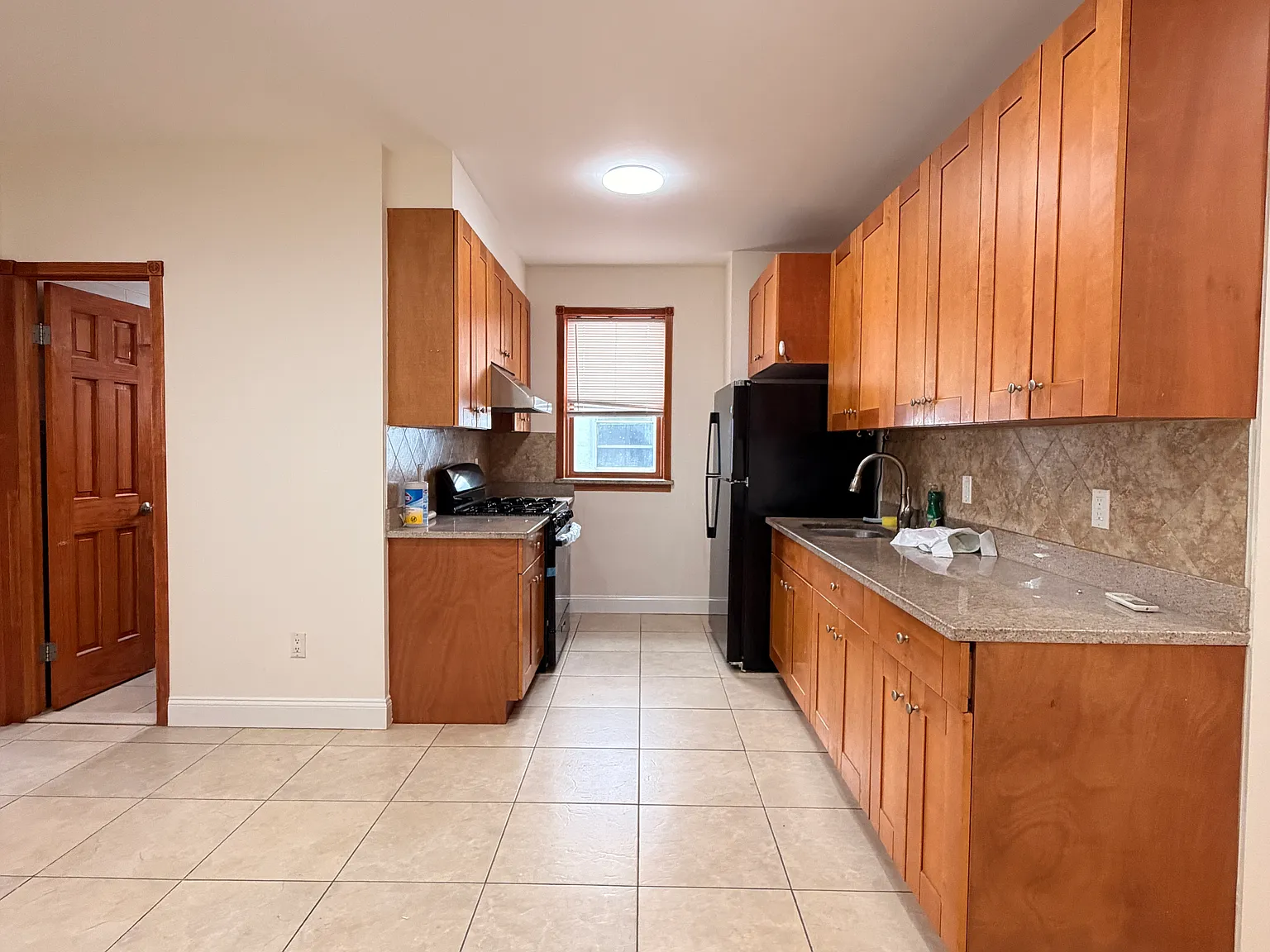 3 bed, 1200 sqft, $3,000 — Photo 3