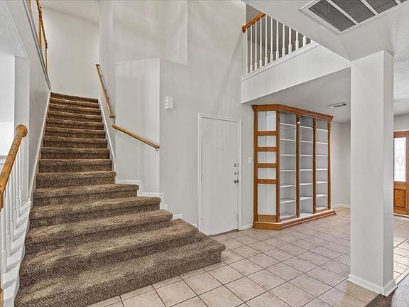 5th image of 208 Valona Dr