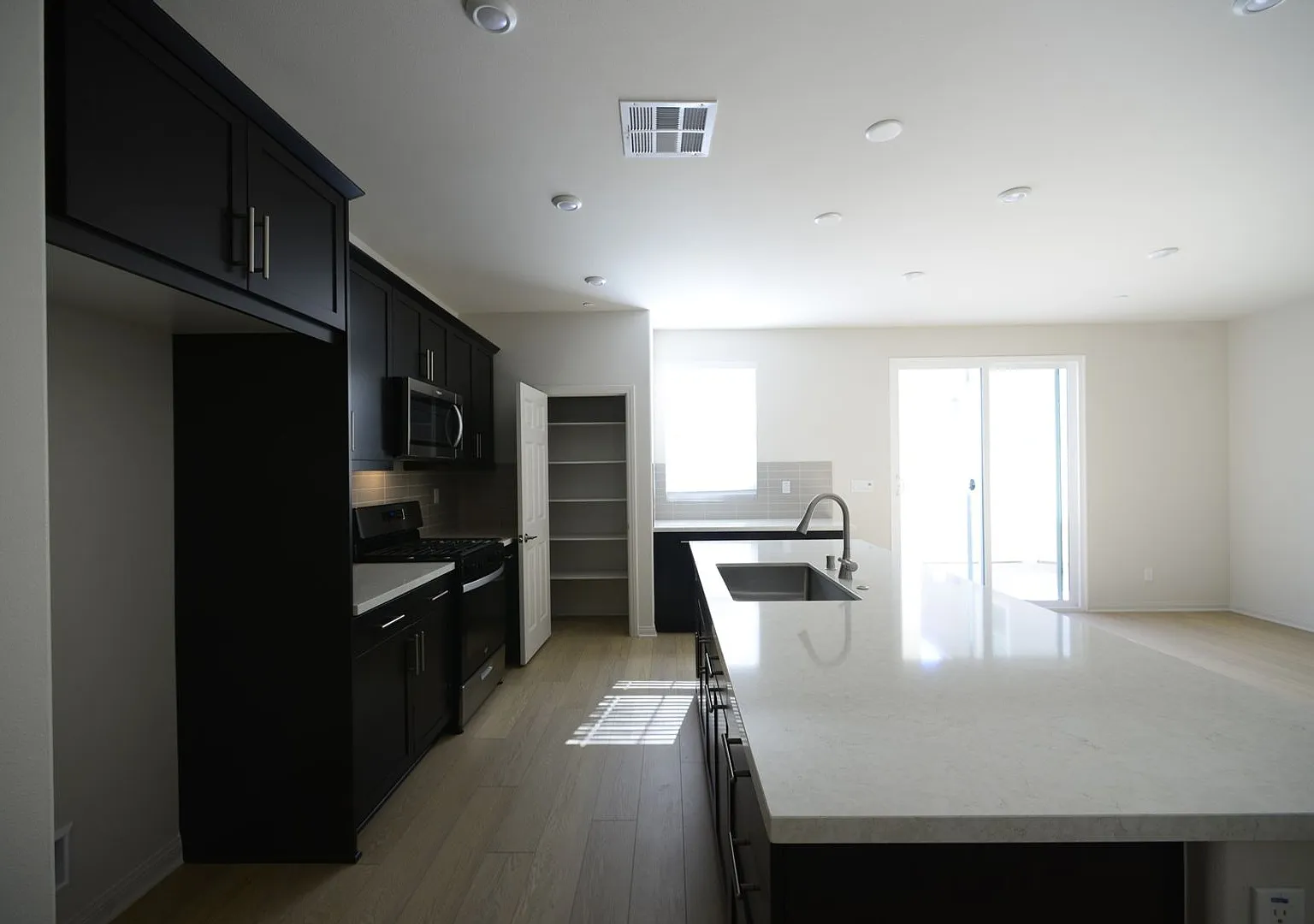 Stunning 4BR House in Menifee — Photo 3