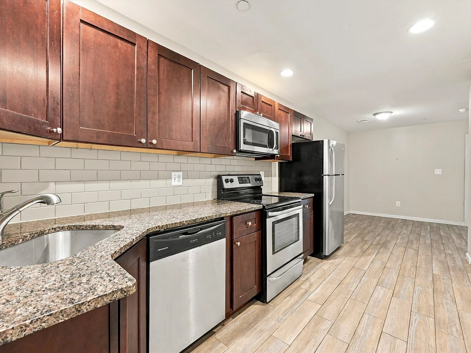 3 bed, 1100 sqft, $1,275 — Photo 3