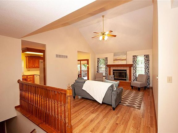 5th image of 409 NE Virginia Ct