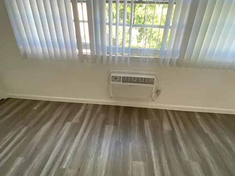 13759 Oxnard St — Photo 7