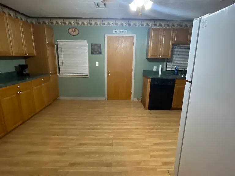 Kitchen has sooo many cabinets