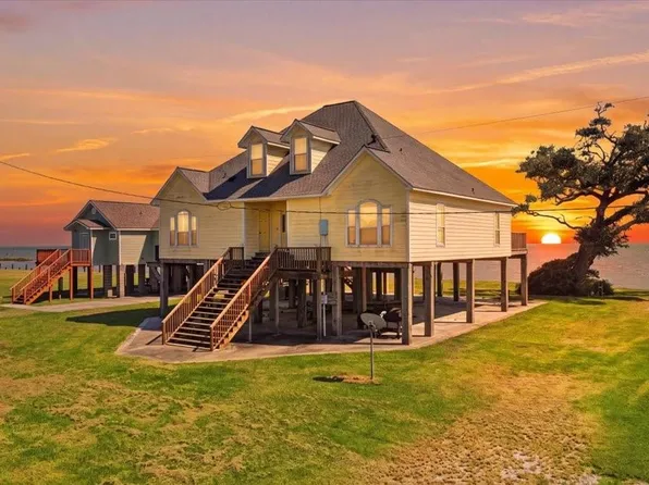 207 Heartfield Ln, Smith Point, TX 77514
