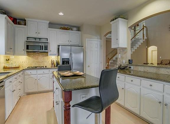 3rd image of 810 Bonnie Ct