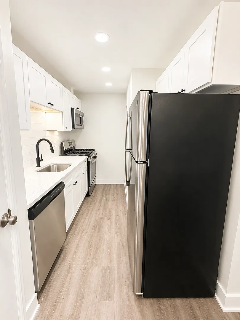 Updated 1 & 2-Bedroom Apartments in Oak Lawn — Photo 3