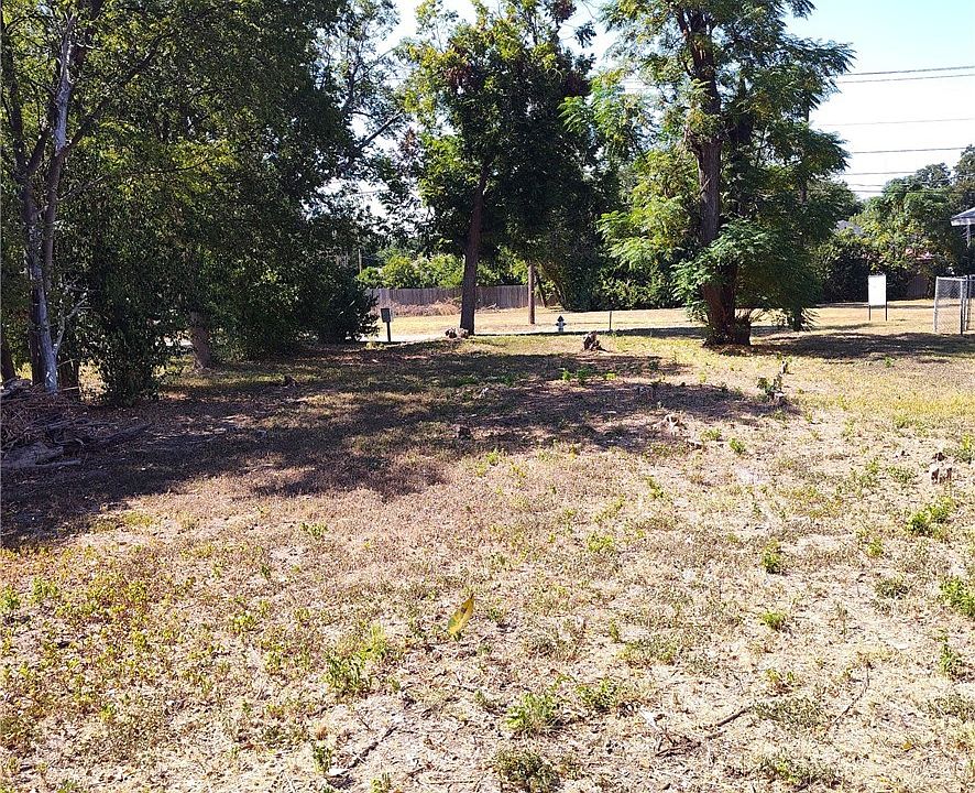 2nd image of 1004 E Ave E