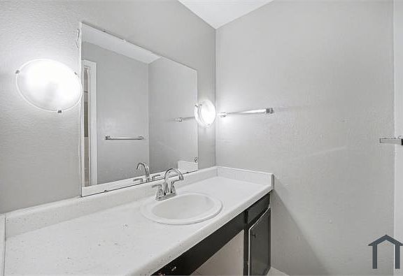 5th image of 1908 Clinton St APT 203