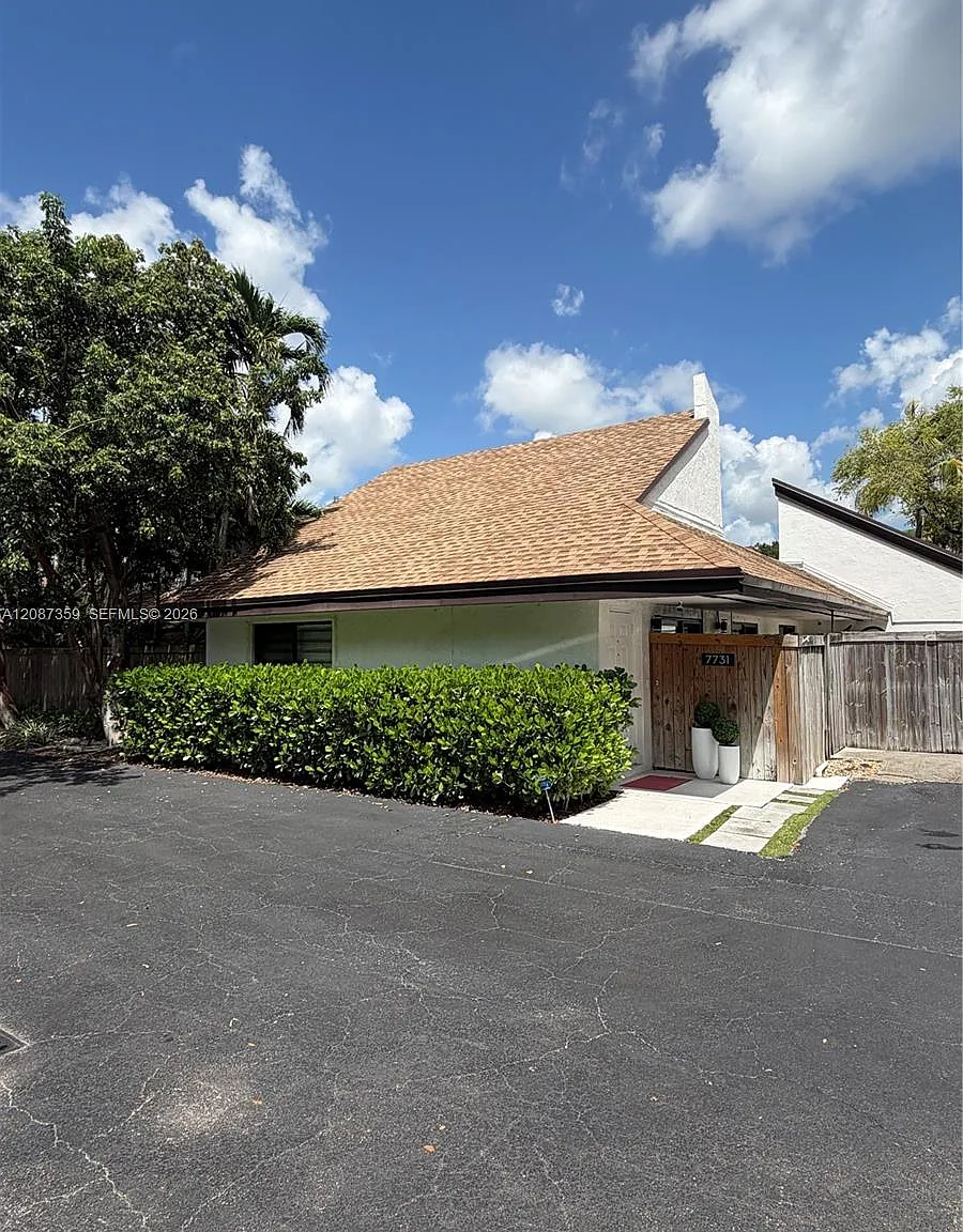 Kendall Trace Condo — Photo 1