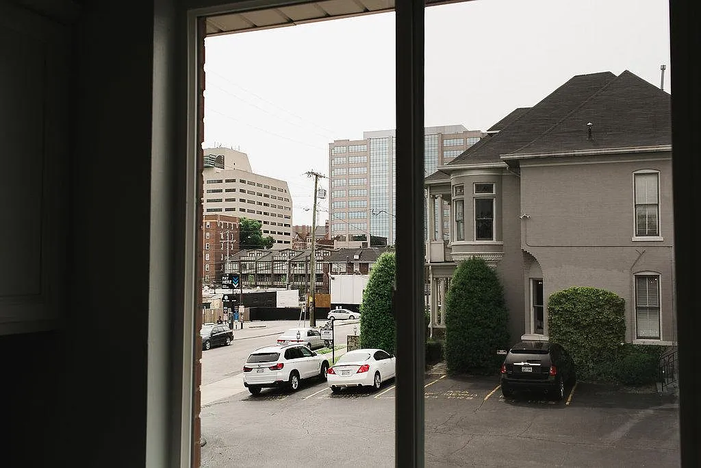 Louise Ave Apartments — Photo 4
