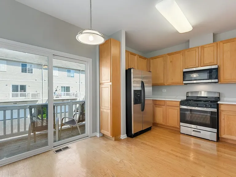 400 Cary Woods Cir — Photo 7