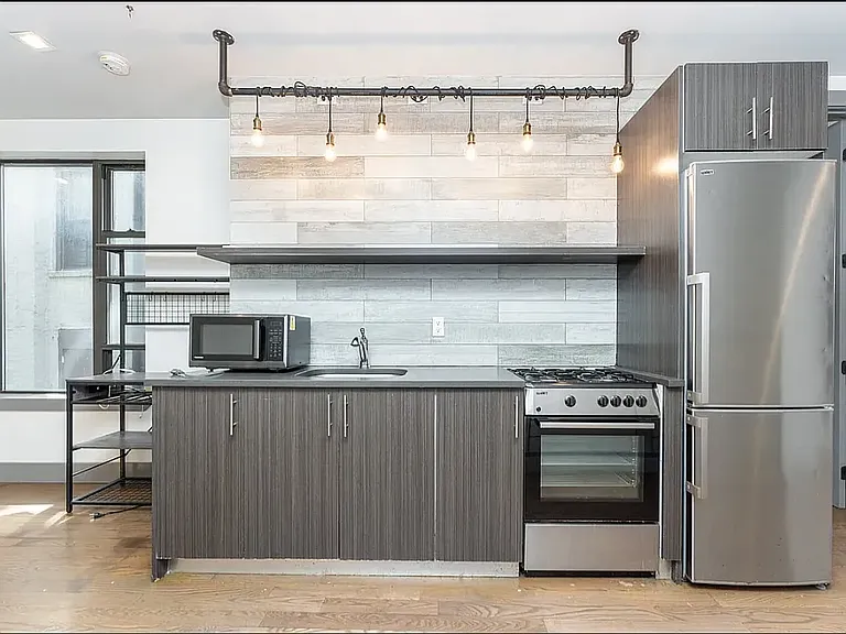 1649 Summerfield St #2A — Photo 2