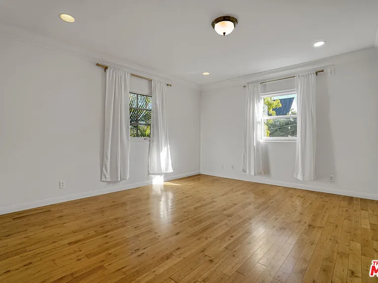 449 N Sweetzer Ave — Photo 25