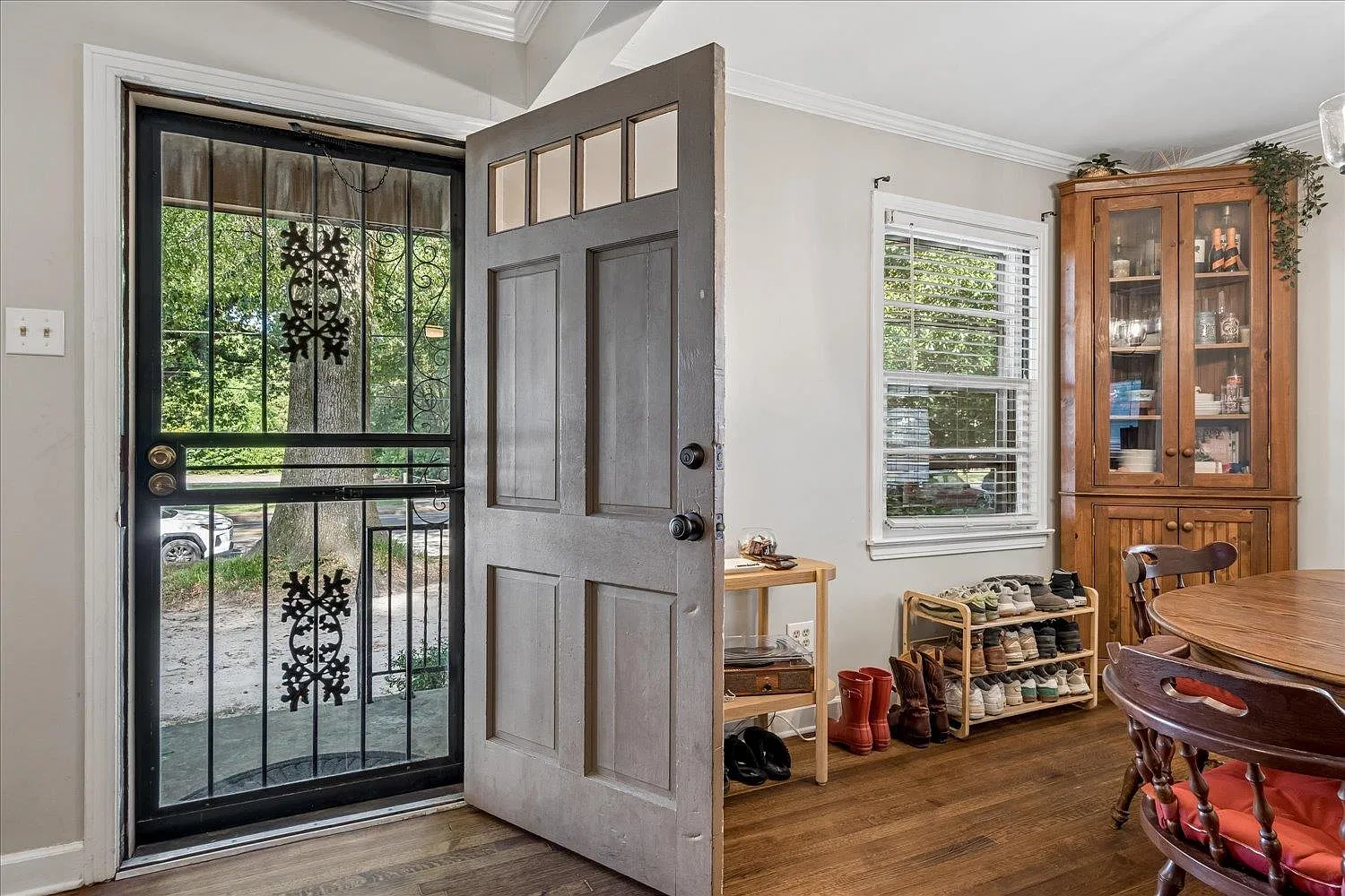 3 bed, 1.0 bath, 1189 sqft, $1,300 — Photo 3