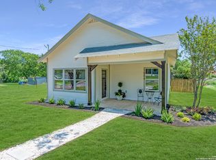 1806 C St, Floresville, TX 78114