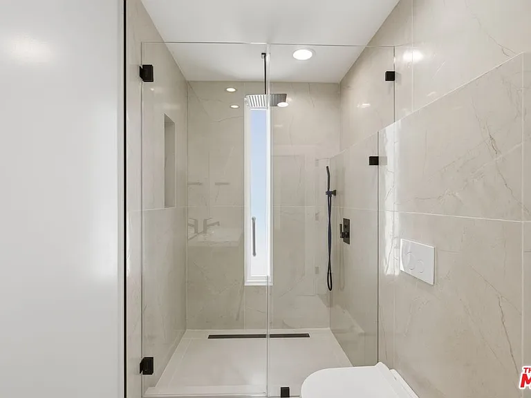 11611 Burbank Blvd — Photo 19