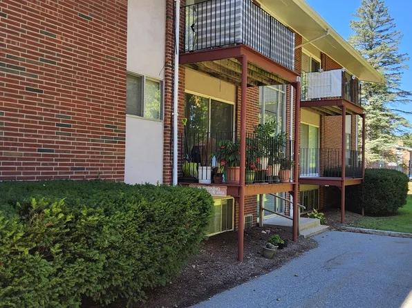 9 Longwood Dr APT 4, Andover, MA 01810