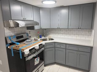 35 New Ln, Staten Island, NY 10305
