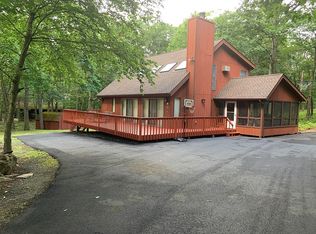 800 Long Ridge Ct E, Hawley, PA 18428