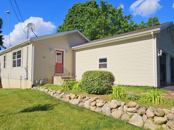 418 Drake St, Jonesville, MI 49250