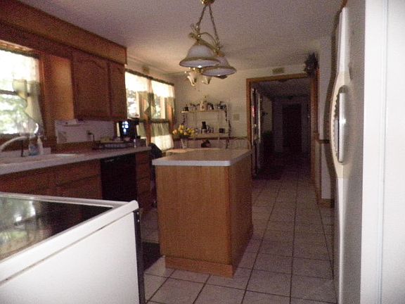 4th image of 3290 N Michigan Ave