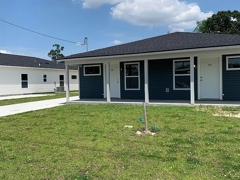 532 Live Oak Blvd — Photo 2