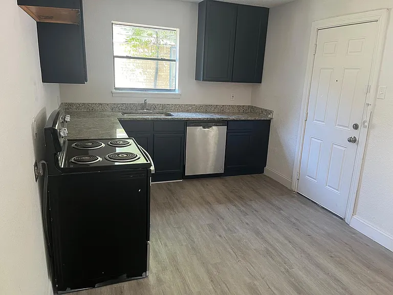 1005 Highland Dr — Photo 6