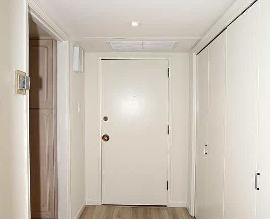 3rd image of 207 W Clarendon Ave #H9