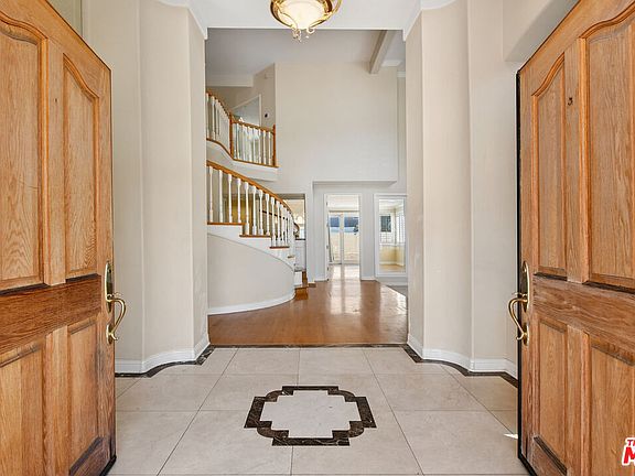 4th image of 4942 Densmore Ave