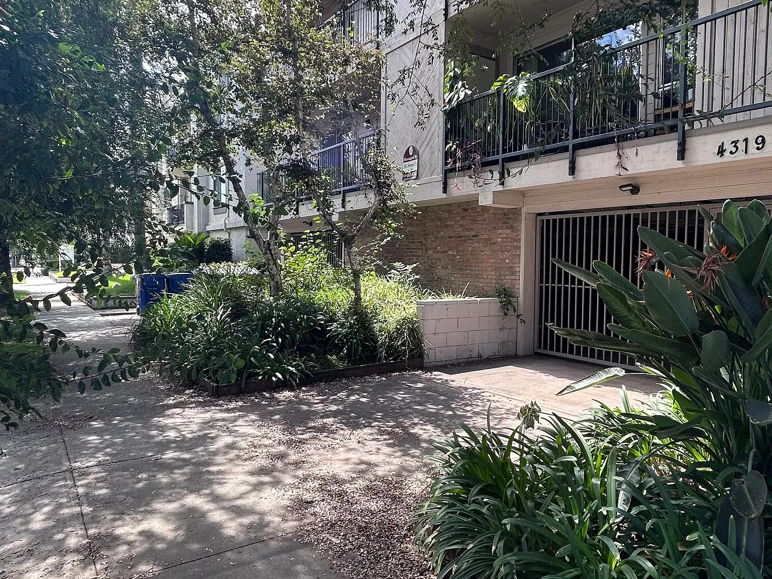 2 bed, 1000 sqft, $2,430 — Photo 2
