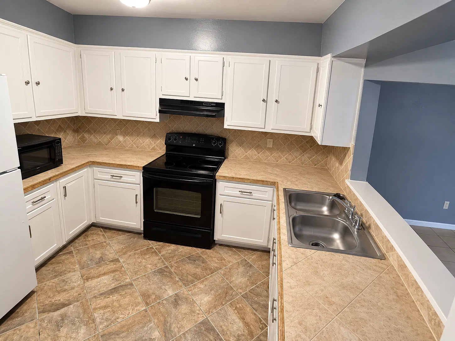 3 bed, 1300 sqft, $1,100 — Photo 2