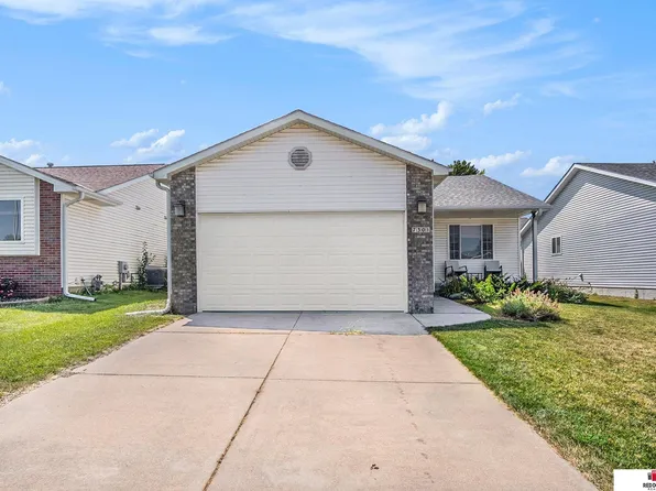 7301 Silverthorn Dr, Lincoln, NE 68521