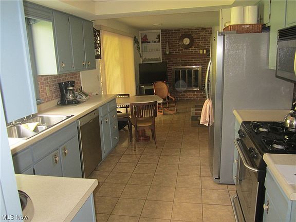 5th image of 2 Hickory Ln