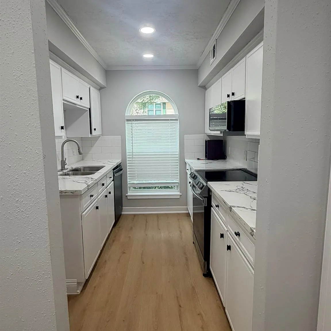 1 bed, 1.5 bath, 978 sqft, $1,350 — Photo 4