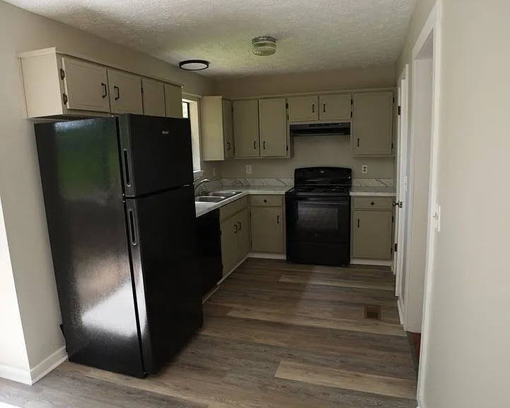 922 Henry Ct SW — Photo 5