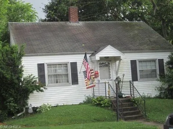 1517 Adams St, Coshocton, OH 43812