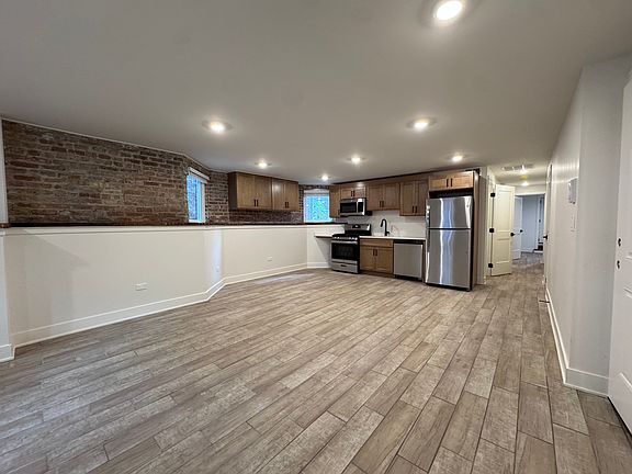4th image of 3023 W Ainslie St #G