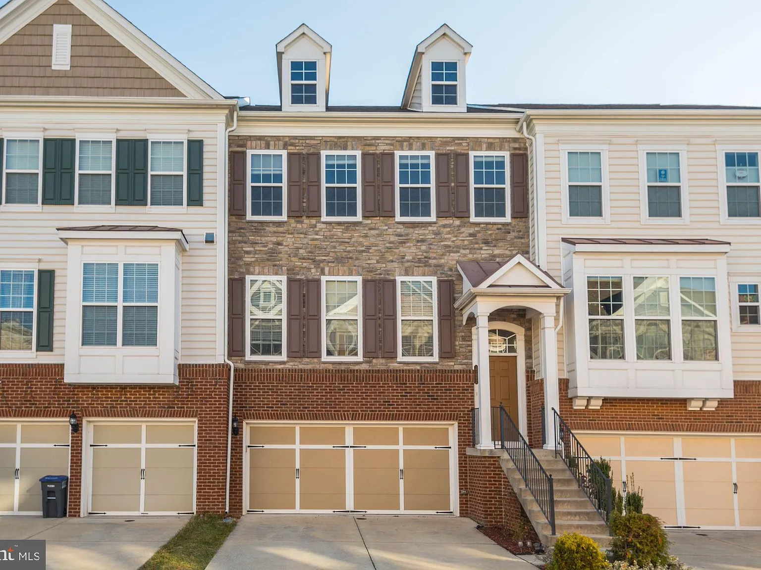 3 bed, 3.5 bath, 2664 sqft, $3,450 — Photo 1