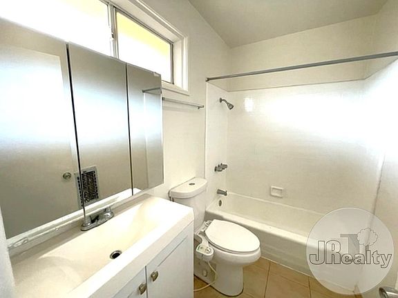 5th image of 925 Larch St #6