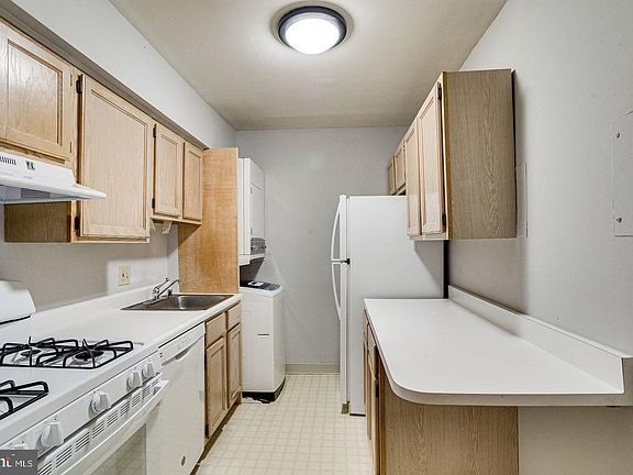 3rd image of 1130 S Washington St APT 102