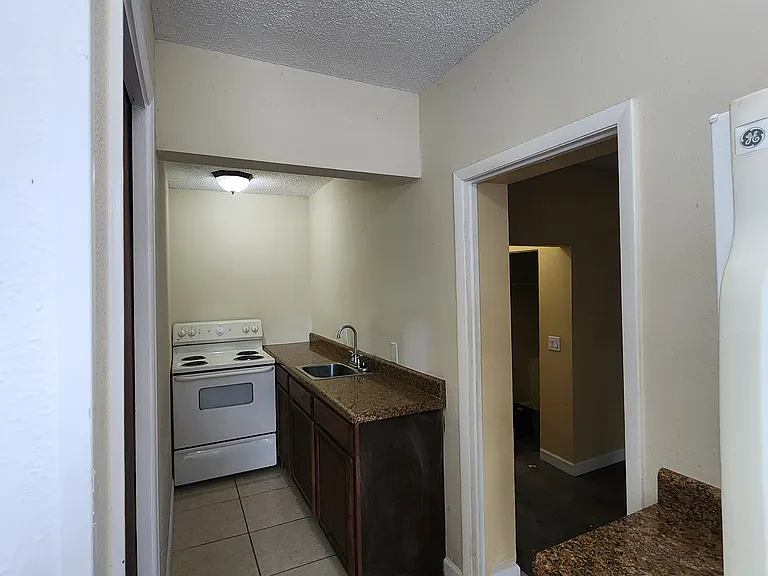 1324 Parkwood St — Photo 5