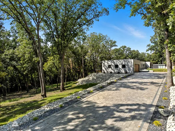 12604 S Pawnee Rd, Palos Park, IL 60464