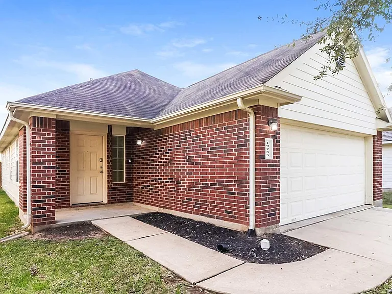 19235 Sandelford Dr — Photo 3