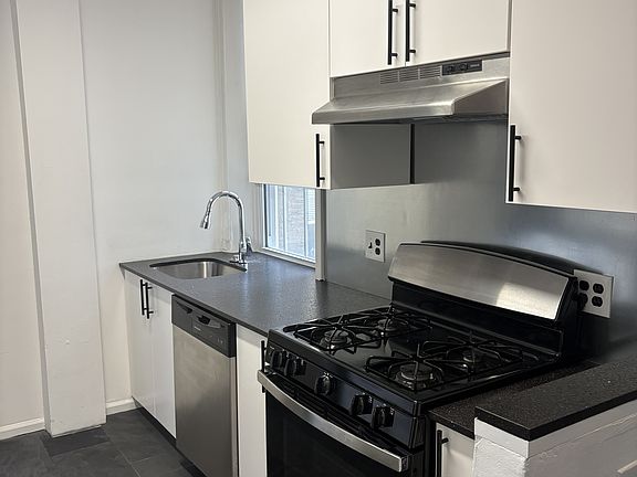 Reno kitchen SS appliances, Quartz top, slate floor, new cabinets