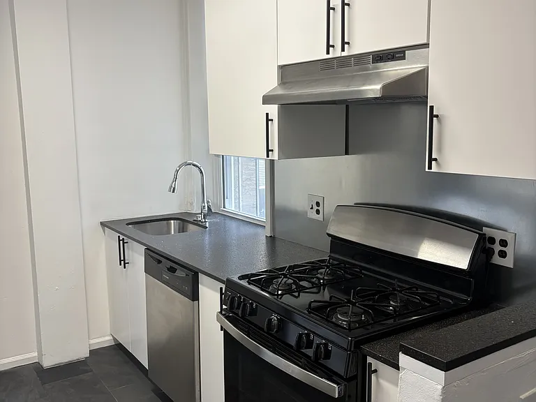 Reno kitchen SS appliances, Quartz top, slate floor, new cabinets